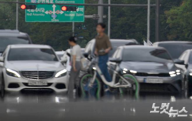 2024년 8월 14일 오후 폭염경보가 발효 중인 서울 여의대로에 아지랑이가 피어오르고 있다. 이날 연일 이어지는 폭염 속 서울 동작구 보라매공원의 노면 온도는 최고 45도 넘게 치솟았다. 박종민 기자