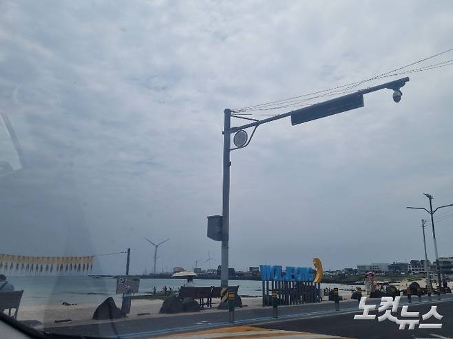 제주도 해안을 따라 섬 한 바퀴를 돌다 보면 바다와 육지 양쪽에 설치된 해상·육상 풍력발전기를 심심찮게 볼 수 있다. 제주·서귀포=최서윤 기자