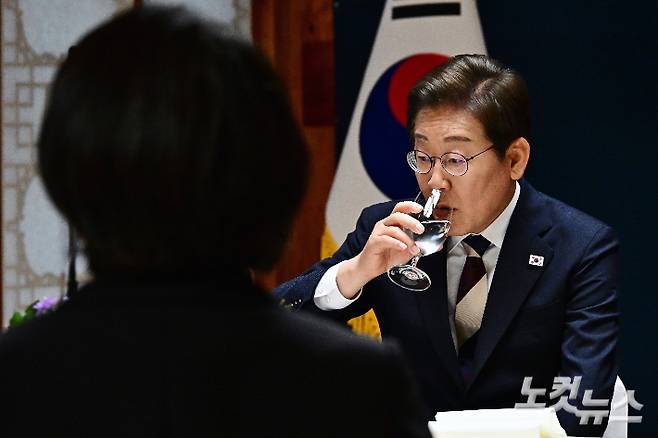 이재명 대통령이 지난 4일 오후 서울 여의도 국회 사랑재에서 열린 제21대 대통령 취임 기념 오찬에 참석해 물을 마시고 있다. 윤창원 기자