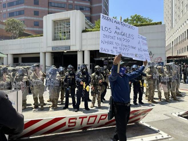 미 LA에서 불법이민 단속에 항의하는 시위대와 이를 막아선 주방위군. 연합뉴스