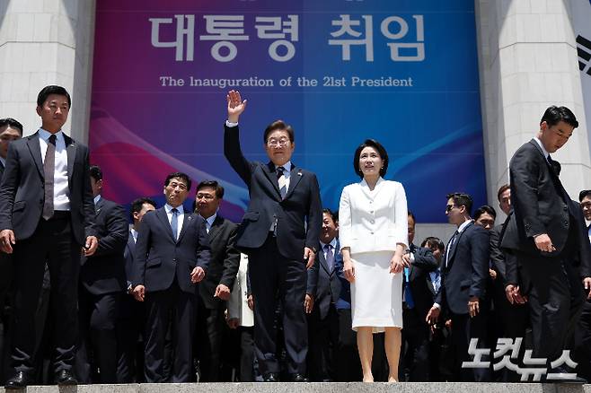 이재명 대통령 내외가 4일 오전 서울 여의도 국회 로텐더홀에서 취임 선서를 마치고 나와 잔디광장에 모인 시민들을 향해 인사하고 있다. 윤창원 기자