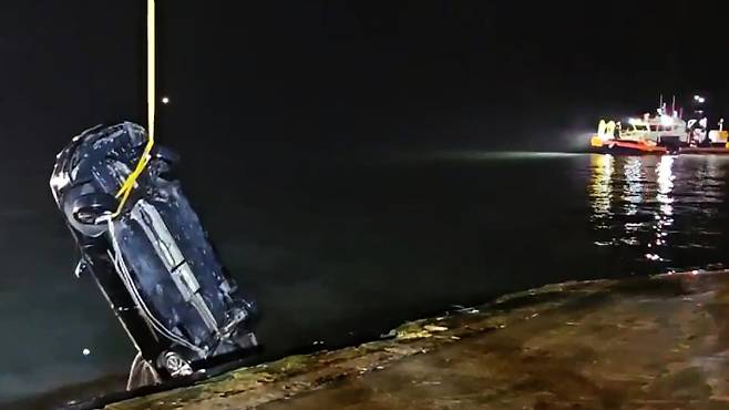 2일 오후 전남 진도군 임회면 진도항 인근 해상으로 빠진 일가족 탑승 차량이 인양되고 있다. 목포해양경찰서 제공