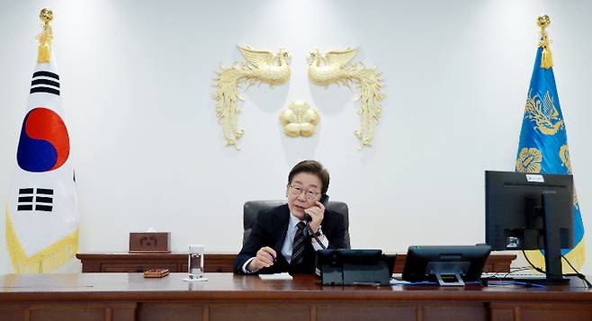 이재명 대통령이 9일 서울 용산 대통령실 청사 집무실에서 이시바 시게루 일본 총리와 전화 통화를 위해 수화기를 들고 있다. 연합뉴스