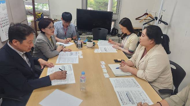 김남일 경북문화관광공사 사장과 임채완 경북도 관광정책과장이 문화체육관광부를 방문해 PATA 관련 국비 지원을 요청하고 있다. 경북문화관광공사 제공