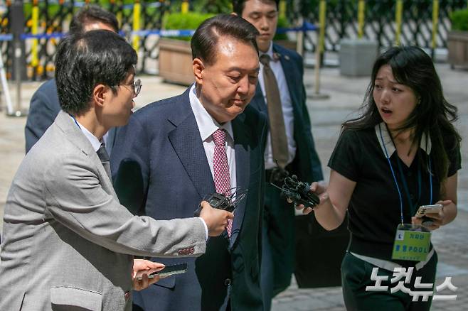 윤석열 전 대통령이 9일 오전 서울 서초구 서울중앙지방법원에서 내란 우두머리 혐의 사건 6차 공판에 출석하고 있다. 사진공동취재단