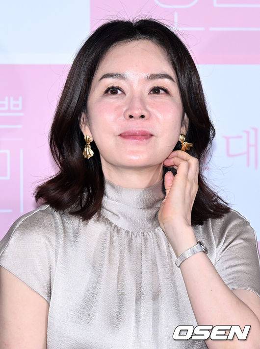 [OSEN=이대선 기자] 8일 오후 서울 CGV 용산아이파크몰에서 영화 '세상 참 예쁜 오드리' 언론시사회가 열렸다.'세상 참 예쁜 오드리'는 엄마 미연과 국숫집을 운영하며 소소한 행복을 누리던 기훈이 어느 날 엄마의 병이 발견되고 연락이 끊긴 동생 지은과 재회하는 과정 속 진정한 가족으로 거듭나는 이야기를 유쾌하고 감동적으로 담아낸 가족 감동 드라마로 오는 24일 극장 개봉한다.배우 김정난이 취재진의 질문을 듣고 있다. 2024.10.08 /sunday@osen.co.kr