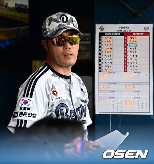 [OSEN=잠실, 지형준 기자] 6일 오후 서울 잠실구장에서 ‘2025 신한 SOL Bank KBO리그’ 두산 베어스와 롯데 자이언츠의 경기가 열렸다.이날 두산은 잭로그, 롯데는 나균안을 선발로 내세웠다.3회말 두산 조성환 감독대행이 작전 지시하고 있다. 2025.06.06