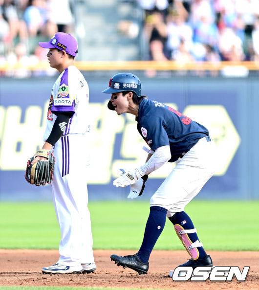 [OSEN=잠실, 최규한 기자] 8일 서울 잠실야구장에서 ‘2025 신한 SOL Bank KBO리그’ 두산 베어스와 롯데 자이언츠의 경기가 열렸다.홈팀 두산은 곽빈, 방문팀 롯데는 알렉 감보아를 선발로 내세웠다.4회초 2사 2루 상황 롯데 김동혁이 달아나는 왼쪽 1타점 2루타를 날리고 2루에 안착해 기뻐하고 있다. 2025.06.08 / dreamer@osen.co.kr