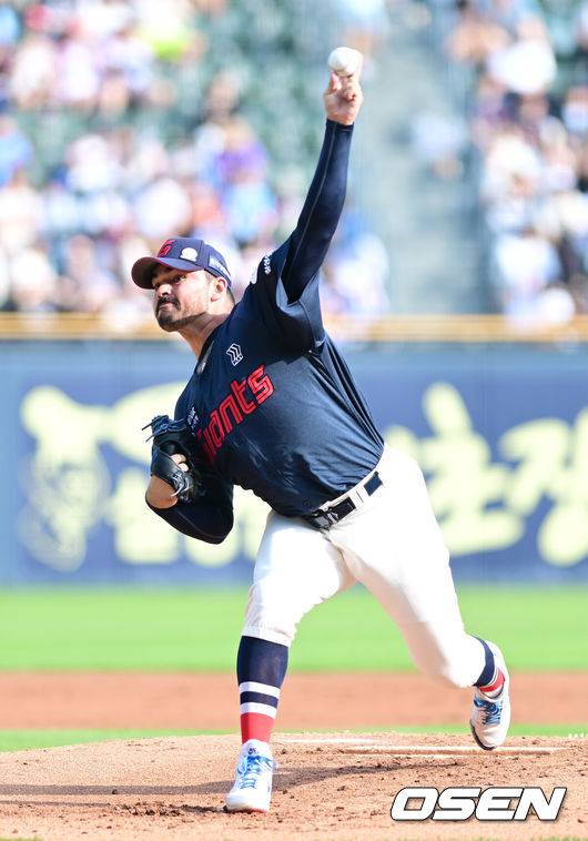 [OSEN=잠실, 최규한 기자] 8일 서울 잠실야구장에서 ‘2025 신한 SOL Bank KBO리그’ 두산 베어스와 롯데 자이언츠의 경기가 열렸다.홈팀 두산은 곽빈, 방문팀 롯데는 알렉 감보아를 선발로 내세웠다.1회말 롯데 선발 감보아가 힘차게 공을 뿌리고 있다. 2025.06.08 / dreamer@osen.co.kr