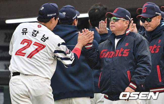 [OSEN=부산, 이석우 기자] 6일 부산 사직야구장에서 2025 신한 SOL 뱅크 KBO 리그 롯데 자이언츠와 SSG 랜더스의 경기가 열렸다. 홈팀 롯데는 박세웅, 방문팀 SSG는 문승원이 선발 출전했다.롯데 자이언츠 김태형 감독이 SSG 랜더스에 6-0으로 승리한 후 유강남과 하이파이브를 하고 있다. 2025.05.06 / foto0307@osen.co.kr