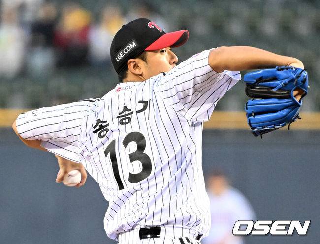 [OSEN=잠실, 이대선 기자] 27일 오후 서울 잠실야구장에서 2025 신한 SOL Bank KBO리그 LG 트윈스와 한화 이글스의 경기가 열렸다.LG는 송승기, 한화는 문동주를 선발 투수로 내세웠다.1회초 무사에서 LG 선발투수 송승기가 역투하고 있다. 2025.03.27 /sunday@osen.co.kr