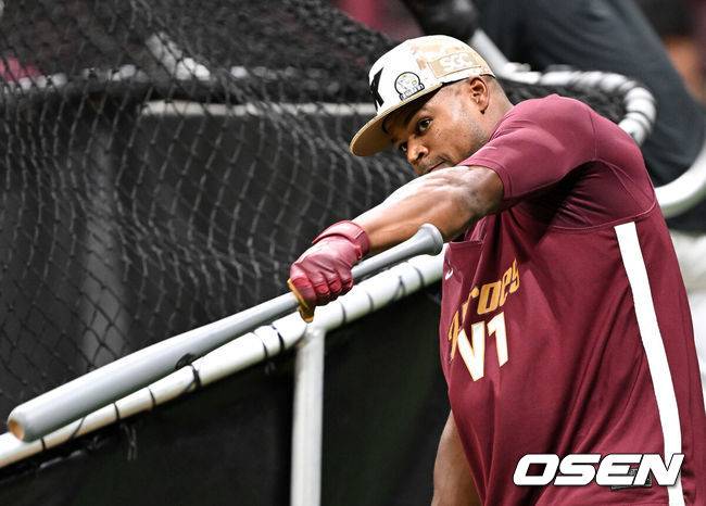 [OSEN=고척, 이대선 기자] 7일 오후 서울 고척스카이돔에서 2025 신한 SOL Bank KBO리그 키움 히어로즈와 LG 트윈스의 경기가 열렸다.키움은 알칸타라, LG는 임찬규를 선발 투수로 내세웠다.경기에 앞서 키움 대체 외국인 선수 스톤 개랫이 훈련을 하고 있다. 2025.06.07 /sunday@osen.co.kr