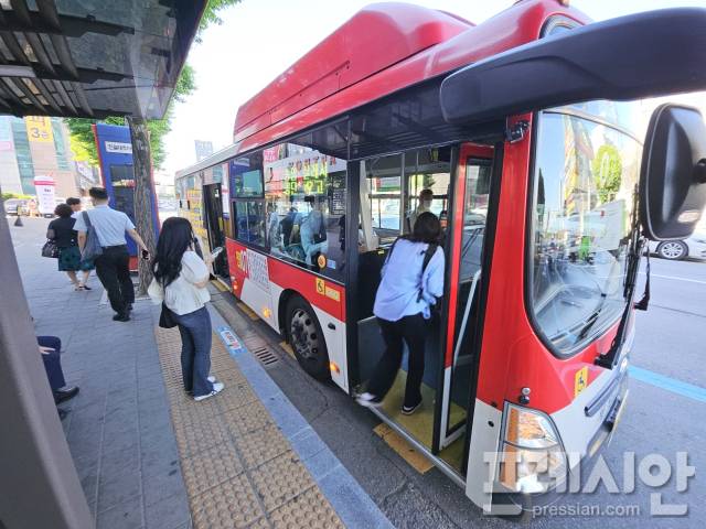▲5일 광주 남구 대주아파트 정류장에서 시민들이 버스에서 승하차 하고 있다.2025.06.05ⓒ프레시안(김보현)