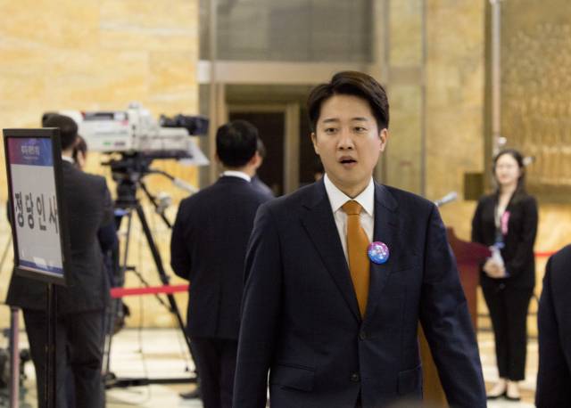 ▲개혁신당 이준석 의원이 4일 서울 여의도 국회에서 열린 제21대 이재명 대통령 취임선서식에 참석하고 있다. ⓒ연합뉴스