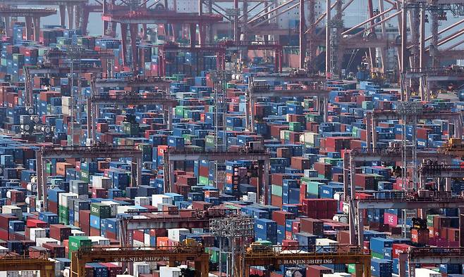 부산 남구 신선대부두 야적장에 수출입 컨테이너가 가득 쌓여 있다. 뉴시스