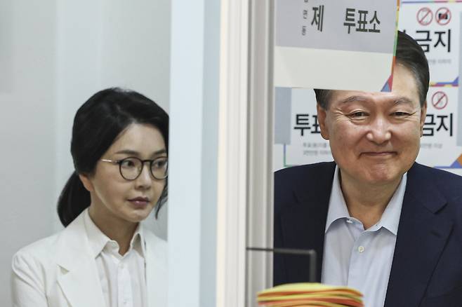 윤석열 전 대통령과 김건희 여사가 제 21대 대통령 선거일인 3일 오전 서울 서초구 원명초등학교에 마련된 서초4동 제3투표소에서 투표를 하기위해 대기하고 있다. 공동취재사진