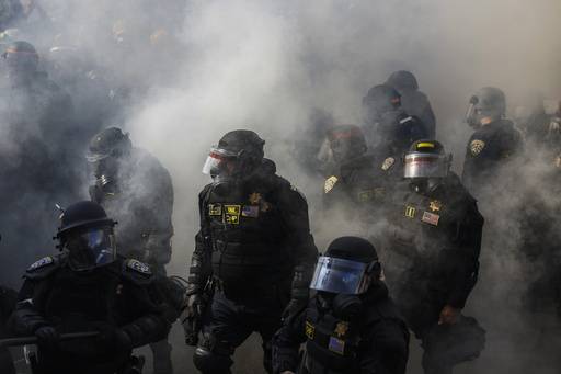8일(현지시간) 미국 LA 도심에서&nbsp;방독면을 쓴 경찰관들이 불법 이민자 체포·추방에 반발하는 시위를 진압하고 있다. EPA연합뉴스