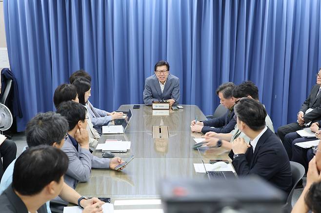 박형준 부산시장(가운데)이 9일 시청 기자실에서 간담회를 열고, 기존 가덕도신공항 건설과 산업은행 부산 이전에다 대통령 공약사항인 해수부·HMM 부산 이전&nbsp; 등 현안에 대해 설명하고 있다. 부산시 제공