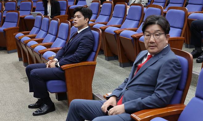 국민의힘 김용태 비상대책위원장과 권성동 원내대표가 9일 서울 여의도 국회에서 열린 의원총회에 참석해 있다. 허정호 선임기자