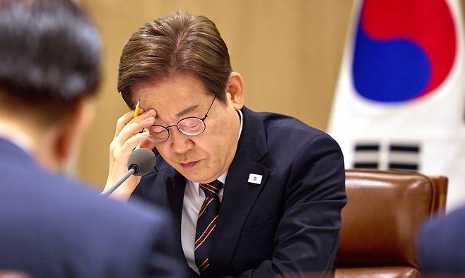 이재명 대통령이 9일 서울 용산구 대통령실 청사에서 열린 비상경제점검 TF 2차 회의에서 생각에 잠겨 있다. 대통령실 제공
