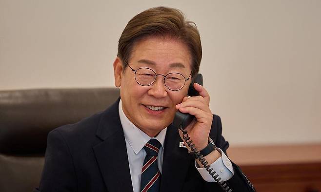 이재명 대통령이 9일 서울 용산 대통령실에서 이시바 시게루 일본 총리와 전화 통화를 하고 있다. 대통령실 제공