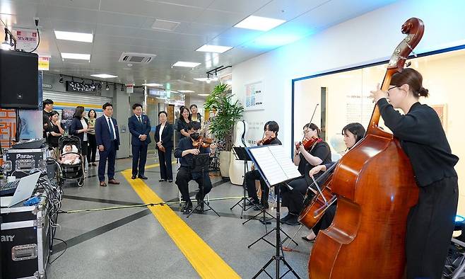 9일 제주중앙지하상가에서 ‘갤러리 숨비마루’ 개소식이 열리고 있다. 제주도 제공