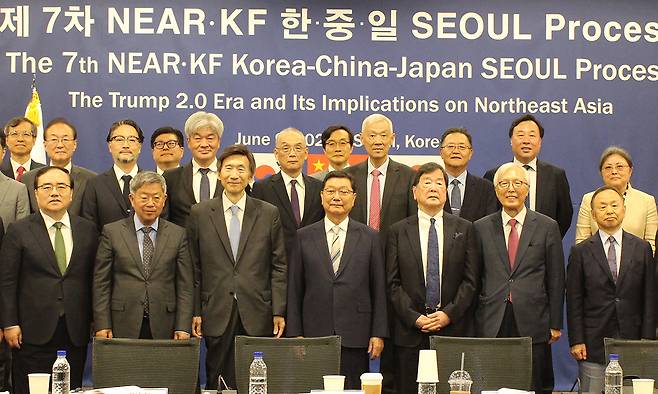 9일 서울 대한상공회의소에서 니어재단과 국제교류재단(KF)이 공동개최한 ‘한·중·일 서울 프로세스’ 회의에 참가한 한·중·일 전문가들이 기념 촬영을 하고 있다. 니어재단 제공