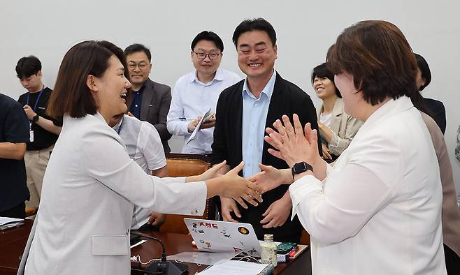 손솔 전 진보당 수석대변인이 9일 서울 여의도 국회에서 열린 진보당 대표단 회의에서 당원들과 인사하고 있다. 뉴시스