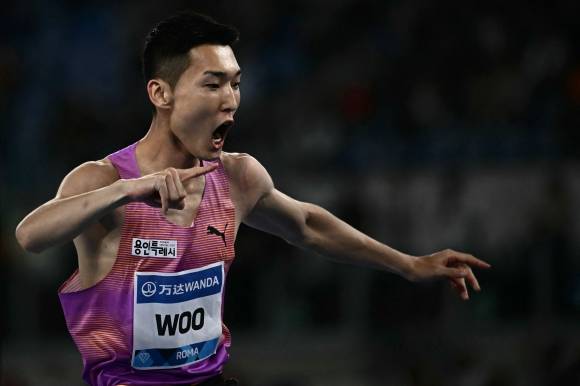 우상혁, 높이뛰기 국제 대회 6 연속 우승 - 우상혁이 지난 7일(한국시간) 이탈리아 로마 스타디오 올림피코에서 열린 2025 세계육상연맹(WA) 다이아몬드리그 남자 높이뛰기에서 2m 32를 넘은 뒤 포효하고 있다. 우상혁은 올 시즌 개인 최고이자, 세계 2위에 해당하는 이 기록으로 대회 정상을 차지하며 국제 대회 6회 연속 우승을 차지했다. 2022년 카타르 도하, 2023년 미국 유진 등을 포함해 개인 통산 4번째 다이아몬드리그 우승이자 로마 대회 2회 연속 우승 기록도 썼다. 우상혁은 오는 7월 12일 모나코에서 열리는 다이아몬드리그에서 올 시즌 7번째 우승컵을 노린다. 로마 AFP 연합뉴스