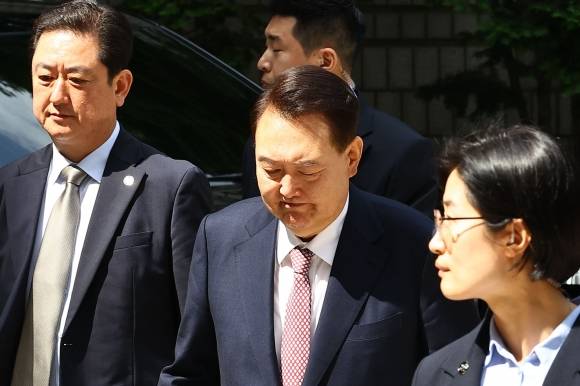 윤석열 전 대통령이 9일 서울중앙지법에서 열린 내란 우두머리 혐의·직권남용 권리행사 방해 혐의 사건 6차 공판에 출석하고 있다. 2025.6.9 사진공동취재단