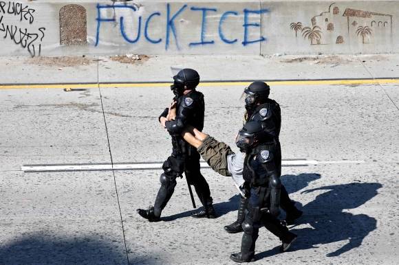 8일(현지시간) 미국 캘리포니아주 로스앤젤레스(LA) 도심에서 트럼프 행정부의 반이민정책과 불법 체류자 단속에 반대하는 대규모 시위가 벌어진 가운데, 캘리포니아 고속도로 순찰대 경관들이 101번 고속도로를 막고 있던 시위대를 제압하고 있다. 2025.6.8 로스앤젤레스 AFP 연합뉴스