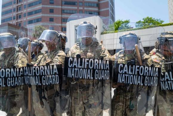 8일(현지시간) 미국 캘리포니아주 로스앤젤레스(LA) 도심에서 트럼프 행정부의 반이민정책과 불법 체류자 단속에 반대하는 대규모 시위가 벌어진 가운데, 캘리포니아주방위군 병력이 LA 시내에 배치돼 있다. 2025.6.9 로스앤젤레스 AFP 연합뉴스