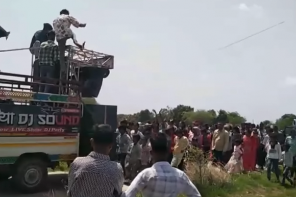 70년간 동거해온 인도의 90대 커플이 결혼을 통해 정식으로 부부가 돼 화제라고 8일(현지시간) 현지 매체가 전했다. 유튜브 채널 ‘sagwara live news’ 캡처