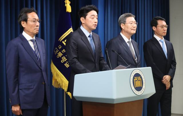 강훈식 대통령 비서실장이 8일 용산 대통령실에서 정무,홍보,민정 수석 인선을 발표하고 있다. 우상호(왼쪽부터) 정무수석, 강 비서실장, 오광수 민정수석, 이규연 홍보소통수석. 연합뉴스