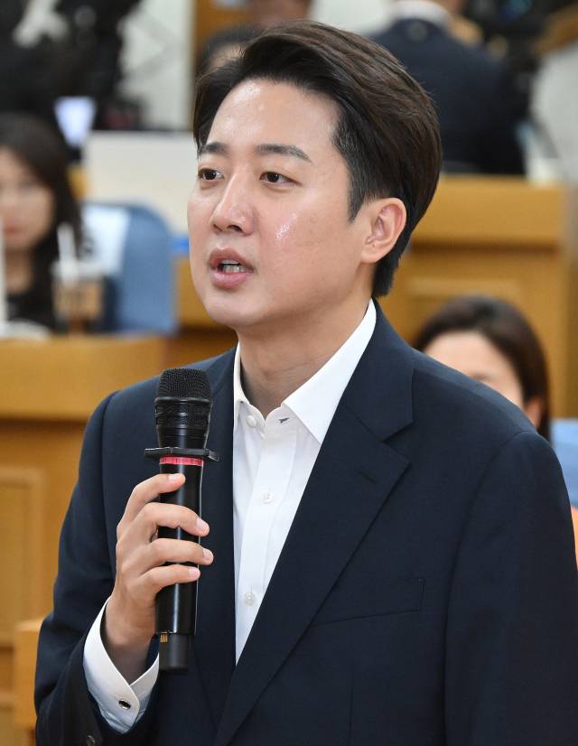 이준석 개혁신당 대선 후보가 3일 서울 여의도 의원회관에 마련된 개표상황실에 방문해 낙선 인사를 하고 있다. 오승현 기자