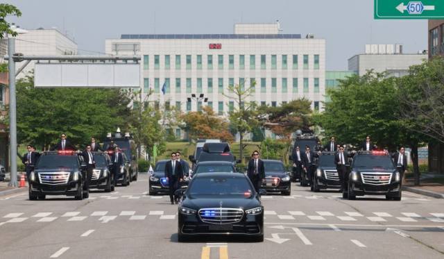 제21대 대통령 취임식을 앞둔 지난 5월 27일 서울 강서 대통령경호처 경호안전교육원에서 경호관들이 차량 퍼레이드 훈련을 하고 있다. 연합뉴스