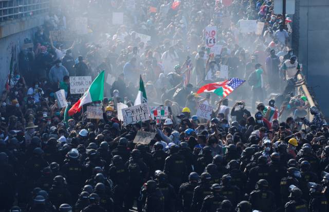 8일(현지 시간) 미국 로스앤젤레스(LA)에서 불법 이민자 시위대가 이를 진압하기 위한 경찰과 충돌하고 있다. 로이터연합뉴스