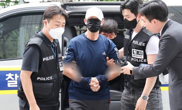 운행 중인 서울지하철 5호선 열차에서 불을 지른 원 모 씨가 2일 서울 양천구 서울남부지법에서 열린 구속 전 피의자 심문(영장실질심사)에 출석하고 있다. (뉴스1)