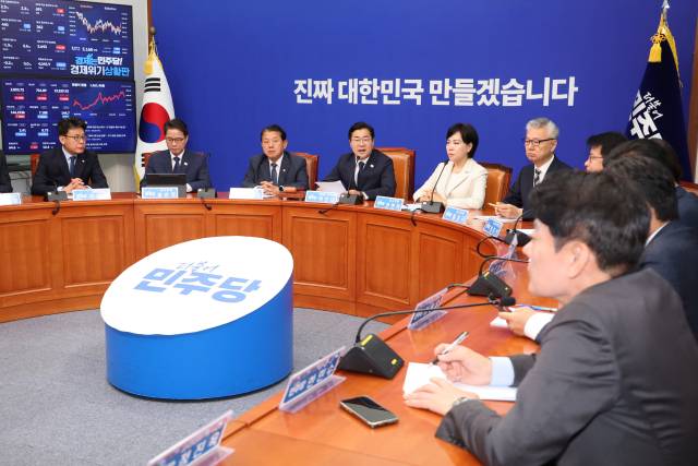 박찬대(왼쪽 네 번째) 더불어민주당 대표 직무대행 겸 원내대표가 9일 서울 여의도 국회에서 열린 최고위원회의에서 발언하고 있다. 연합뉴스