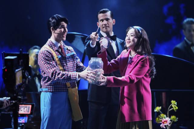 뮤지컬 '어쩌면 해피엔딩'의 남녀 주인공인 대런 크리스(왼쪽)와 헬렌 J 셴(오른쪽)이 8일(현지 시간) 미국 뉴욕 라디오시티 뮤직홀에서 열린 제78회 토니상 시상식에서 축하 공연을 선보이고 있다. AP연합뉴스