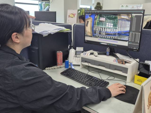 9일 인천 서구에 위치한 BGF 검단물류센터 사무실에서 모니터링 직원이 물류추적시스템을 선보이고 있다.박우인 기자