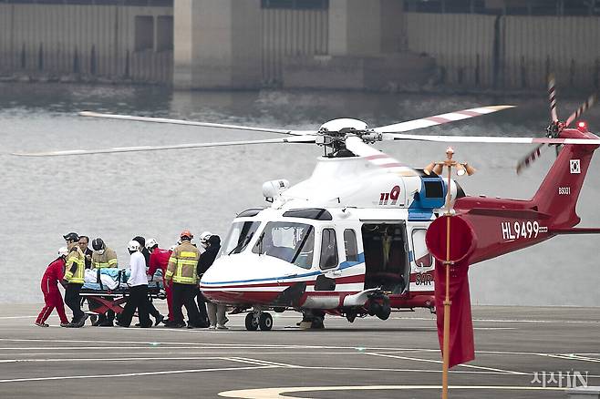 2024년 1월2일 이재명 더불어민주당 대표가 부산 가덕도 신공항 건설 예정지 방문 도중 흉기 습격을 당한 후 헬기로 서울 노들섬에 도착해 서울대병원으로 이송되고 있다. ⓒ시사IN 이명익