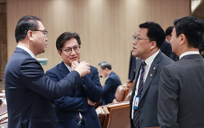 9일 서울 용산 대통령실 청사에서 이재명 대통령 주재로 열린 비상경제점검 2차 태스크포스(TF)회의 참석자들이 회의 시작 전 대화하고 있다. 왼쪽부터 유병서 기획재정부 예산실장, 김범석 기획재정부 장관 직무대행 1차관, 김병환 금융위원장, 안덕근 산업통상자원부 장관. ⓒ대통령실통신사진기자단