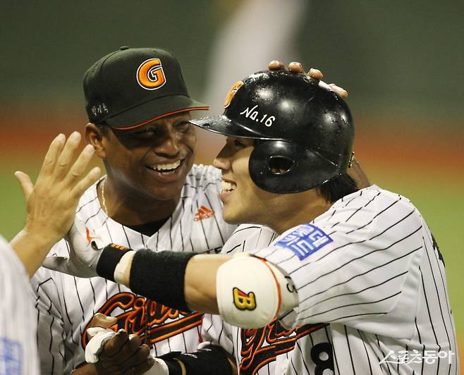 롯데 전준우(오른쪽)가 프로 데뷔 17년 만에 통산 2000안타를 달성했다. 입단 3년차인 2010년 제리 로이스터 전 감독과 경기 도중 기쁨을 나누는 전준우. 스포츠동아DB