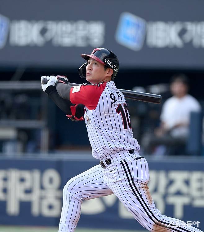 LG 오지환은 타격 부진 끝 9일 1군 엔트리에서 빠졌다. 스포츠동아DB
