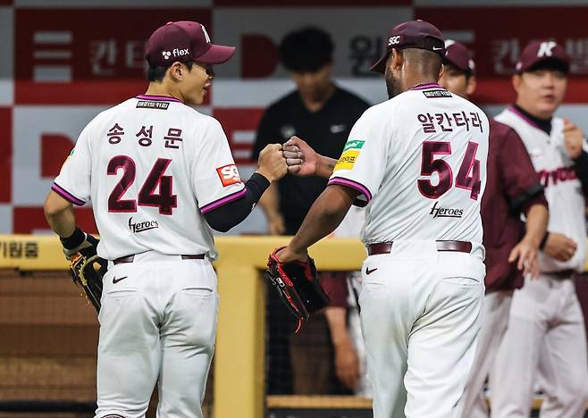 키움 송성문(왼쪽)과 라울 알칸타라. 키움 히어로즈 제공