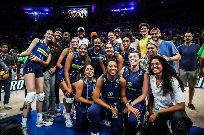 8일 브라질 여자배구 대표팀 선수들과 기념 사진을 찍은 아데토쿤보. NBA do Povo SNS