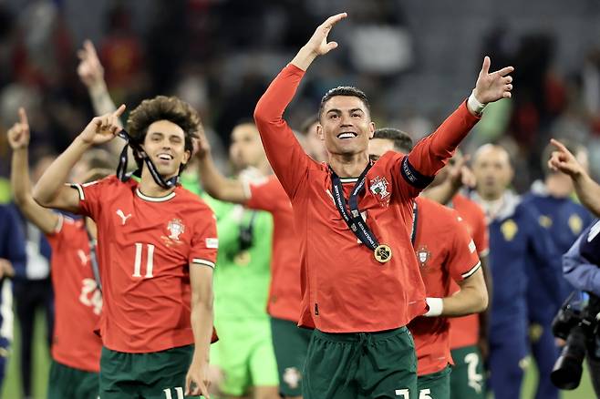 포르투갈 호날두가 9일 유럽 네이션스리그 우승 후 우승 메달을 목에 걸고 흥겹게 세리머니하고 있다. EPA연합뉴스