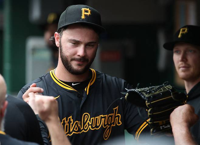 피츠버그 스킨스가 9일 필라델피아전에서 7.2이닝을 막고 마운드에서 내려온 뒤 동료들과 하이파이브를 나누고 있다. Imagn Images연합뉴스