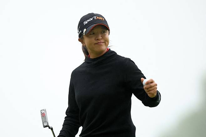 김세영이 9일 미국 뉴저지주 갤러웨이의 시뷰 베이 코스에서 열린 LPGA 투어 숍라이트 클래식 최종라운드 13번홀에서 3연속 버디를 성공한 뒤 갤러리에 인사하고 있다. 갤러웨이|AFP연합뉴스